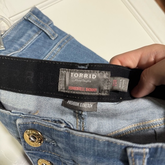 Torrid Bombshell Skinny Jeans Premium Stretch Comfort Wash Denim Size 20 Rips - Picture 9 of 11